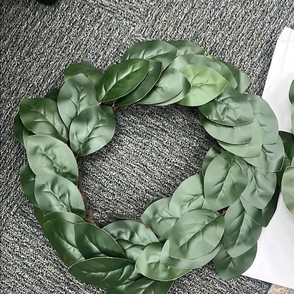 Artificial Magnolia Green Leaf Wreath - Picture 2 of 12